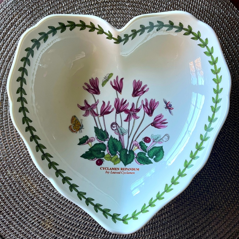 Portmeirion Botanic Garden Cyclamen Repandum heart serving bowl NWT❣️